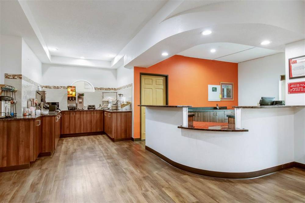Econo Lodge 3